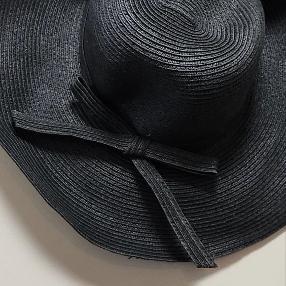 Elegant Black Wide-Brimmed Hat - Picture 6 of 6